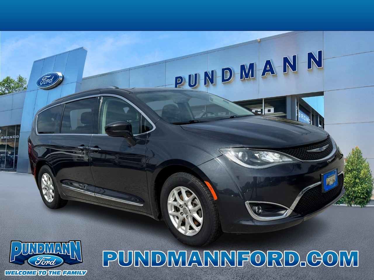 Chrysler Pacifica Vehicle Full-screen Gallery Image 01