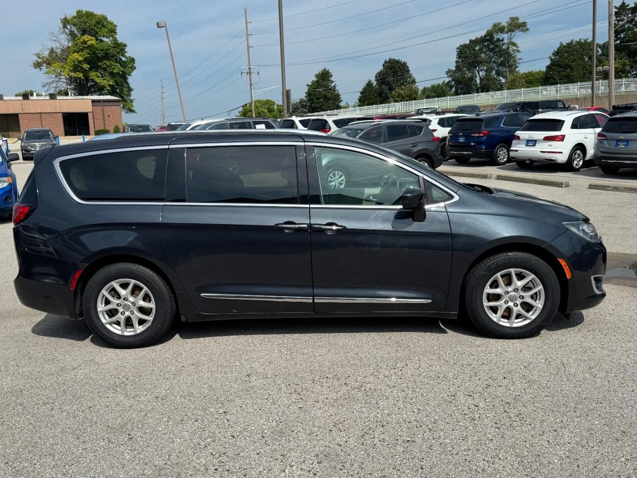 Chrysler Pacifica Vehicle Full-screen Gallery Image 02