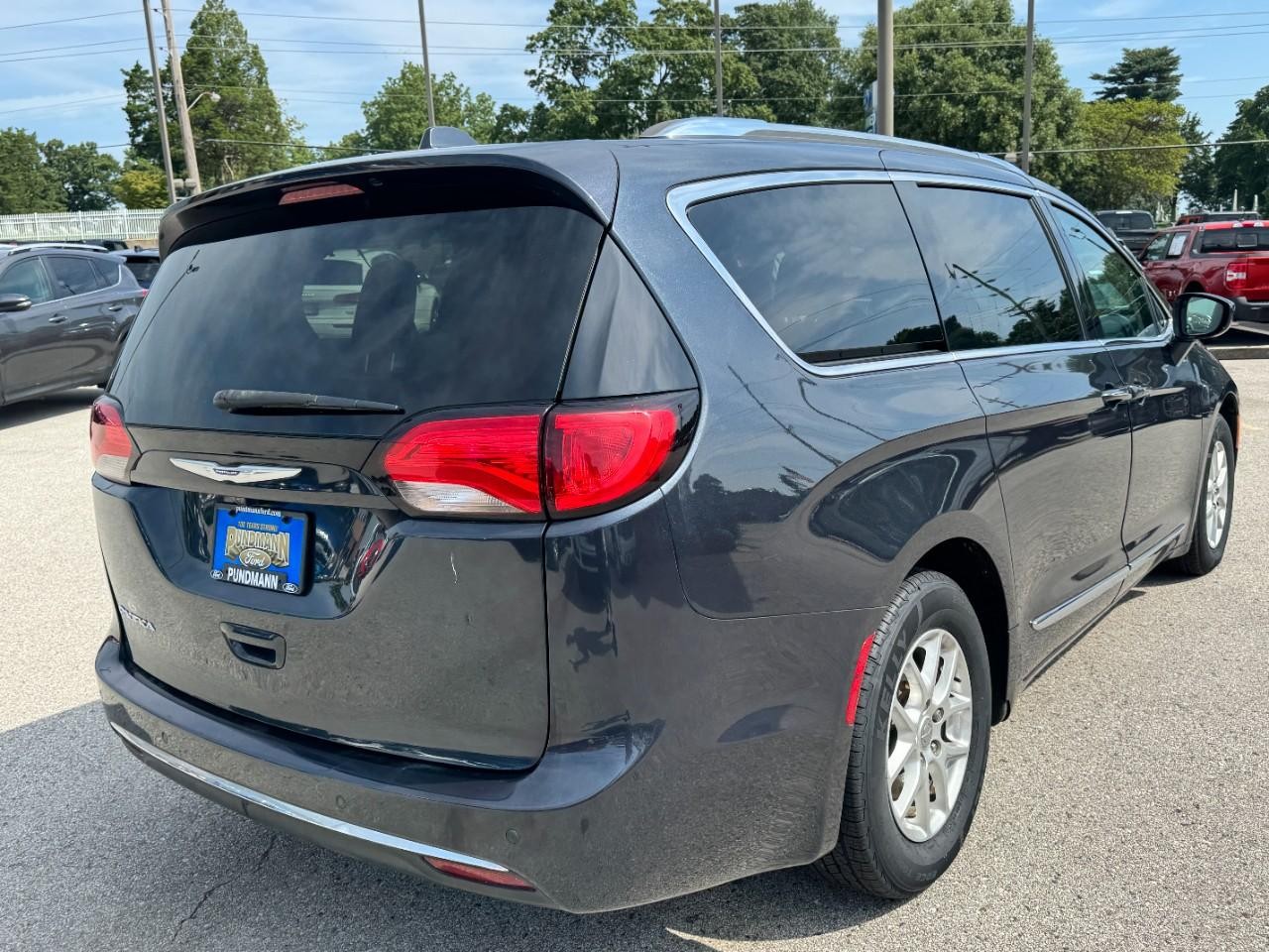 Chrysler Pacifica Vehicle Full-screen Gallery Image 03