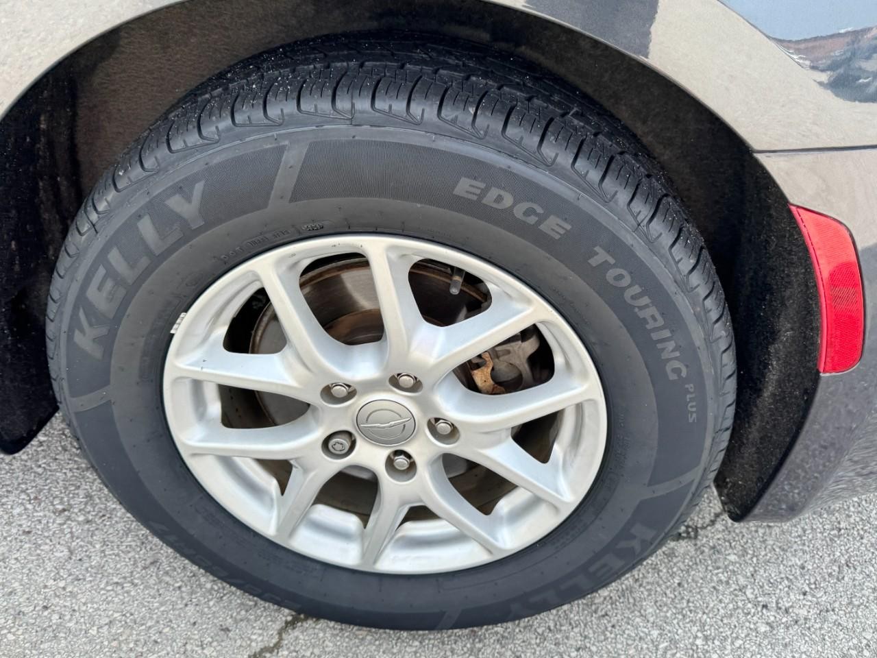 Chrysler Pacifica Vehicle Full-screen Gallery Image 07