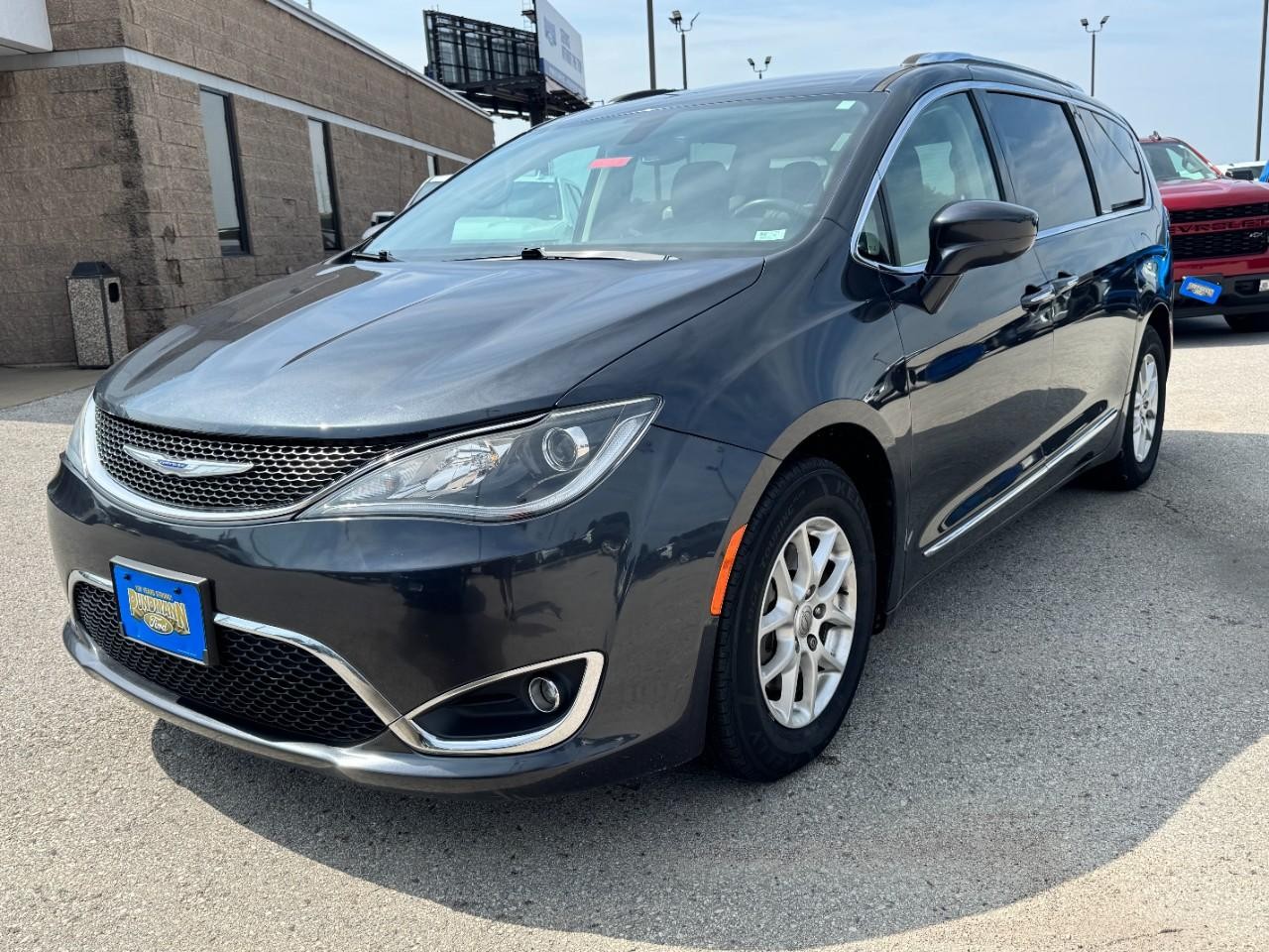 Chrysler Pacifica Vehicle Full-screen Gallery Image 08