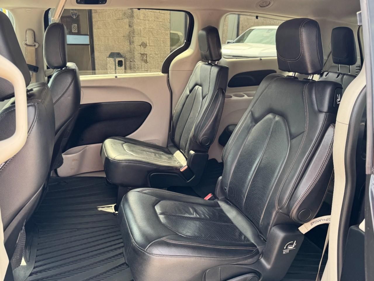 Chrysler Pacifica Vehicle Full-screen Gallery Image 10