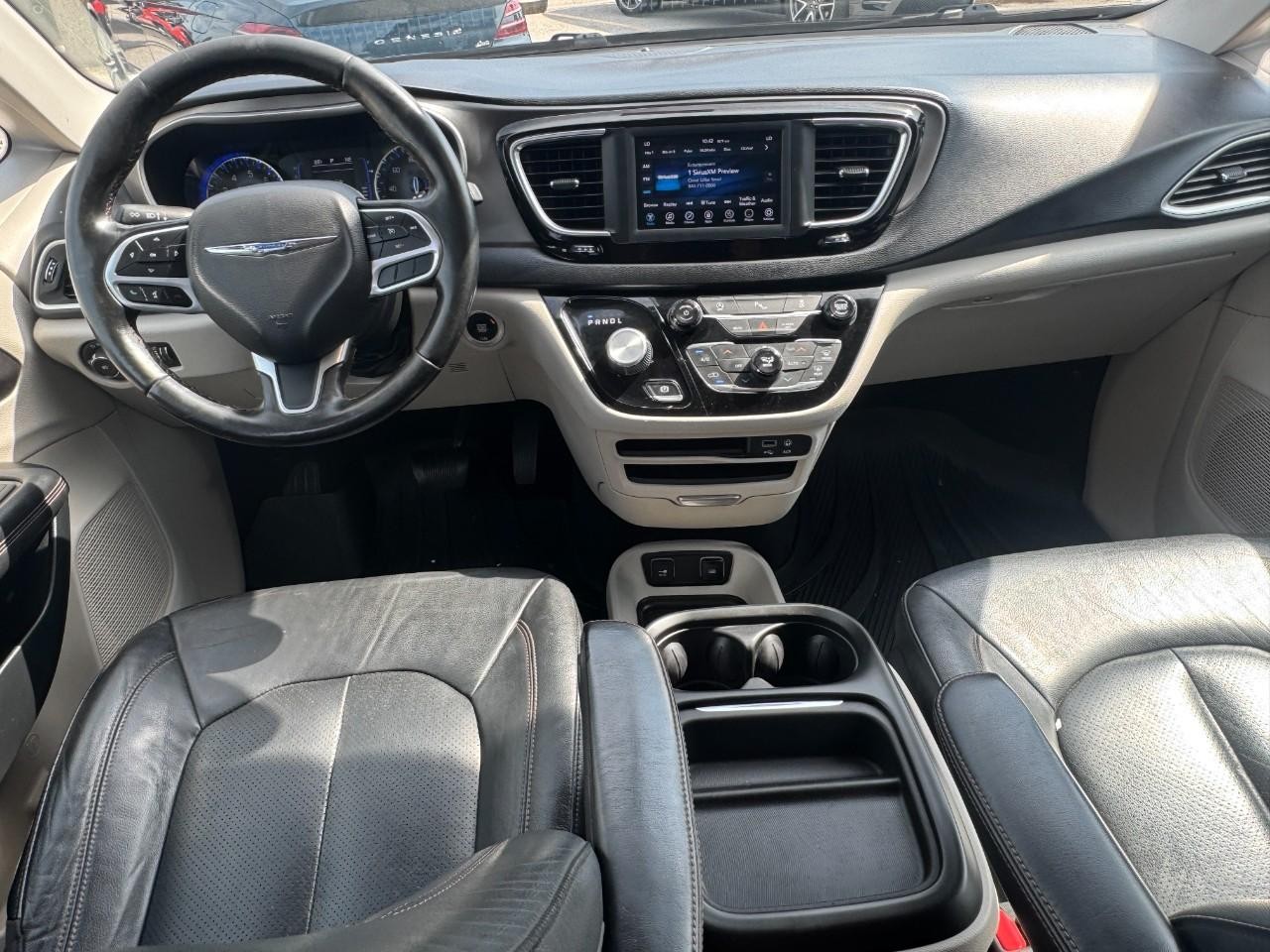 Chrysler Pacifica Vehicle Full-screen Gallery Image 13