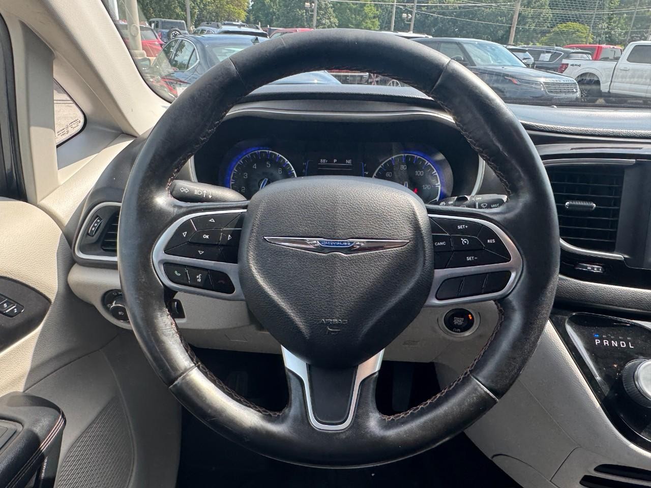 Chrysler Pacifica Vehicle Full-screen Gallery Image 14