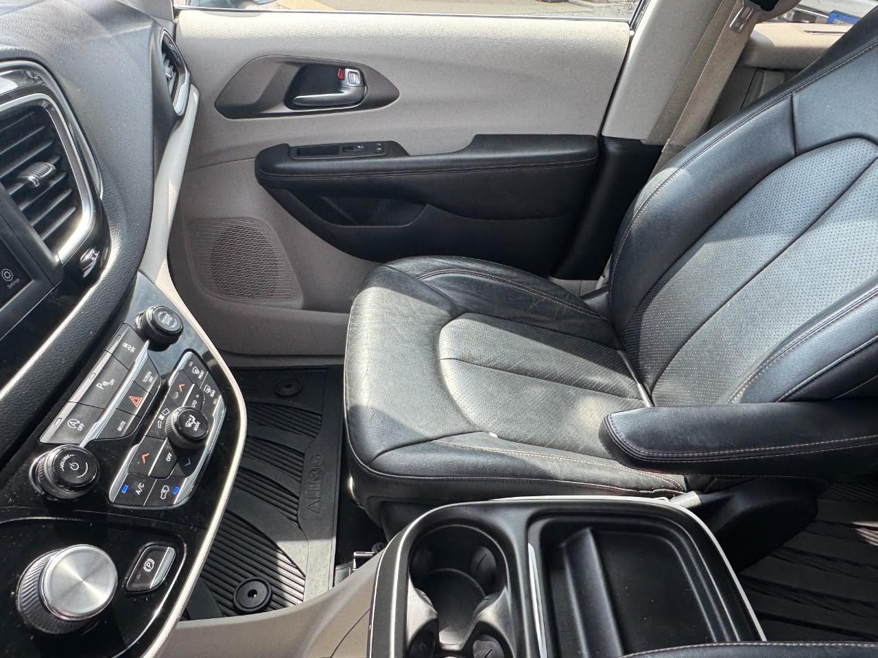 Chrysler Pacifica Vehicle Full-screen Gallery Image 15