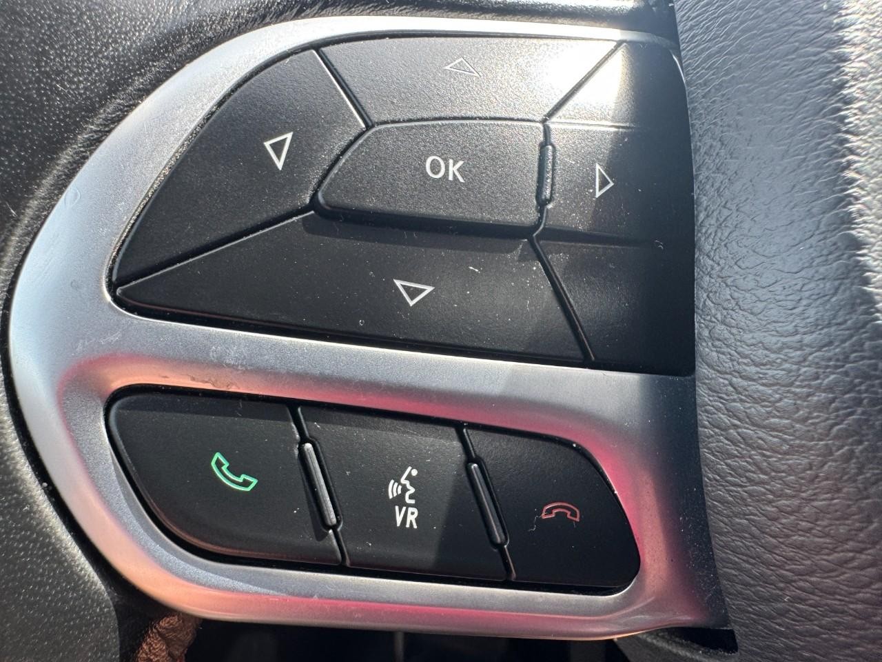 Chrysler Pacifica Vehicle Full-screen Gallery Image 18