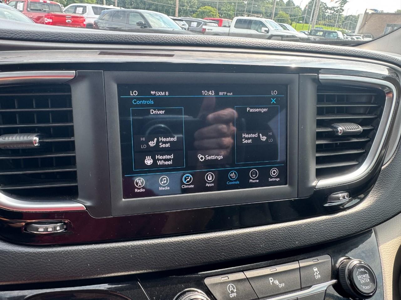 Chrysler Pacifica Vehicle Full-screen Gallery Image 22