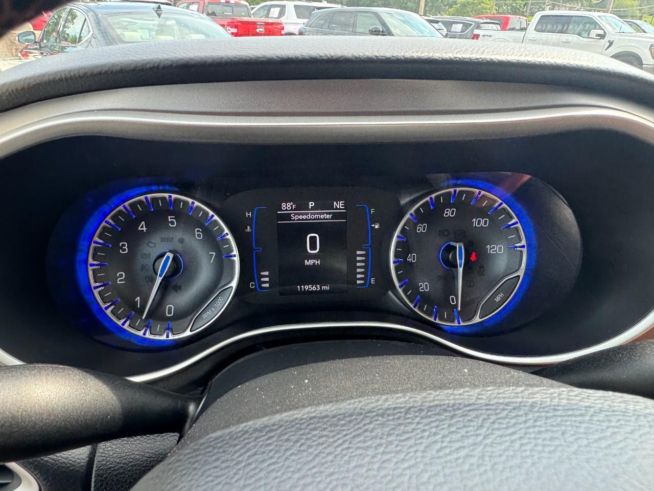 Chrysler Pacifica Vehicle Full-screen Gallery Image 25