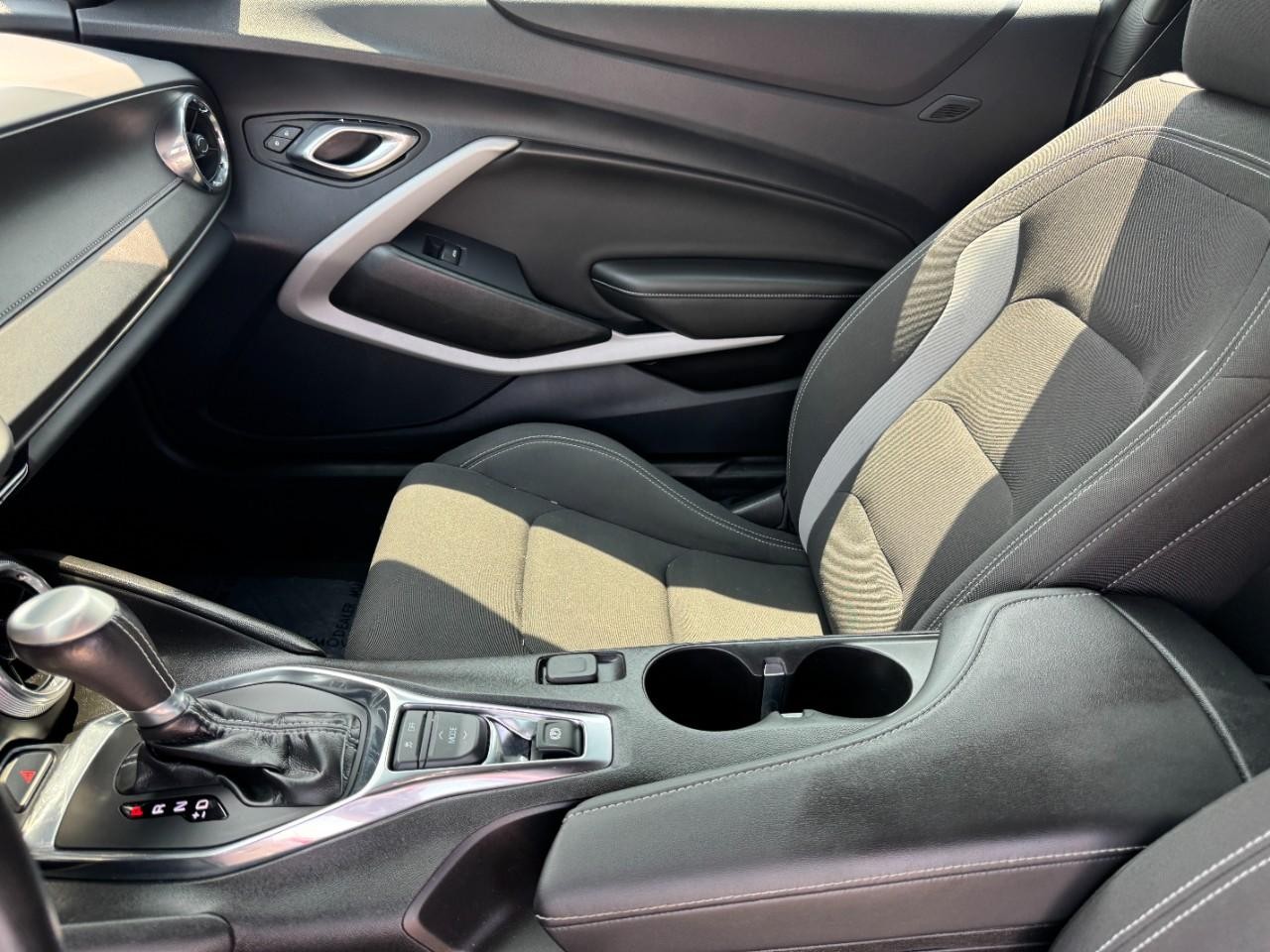 Chevrolet Camaro Vehicle Full-screen Gallery Image 11