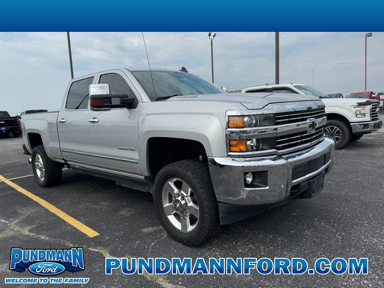 Chevrolet Silverado 2500HD Vehicle Full-screen Gallery Image 01