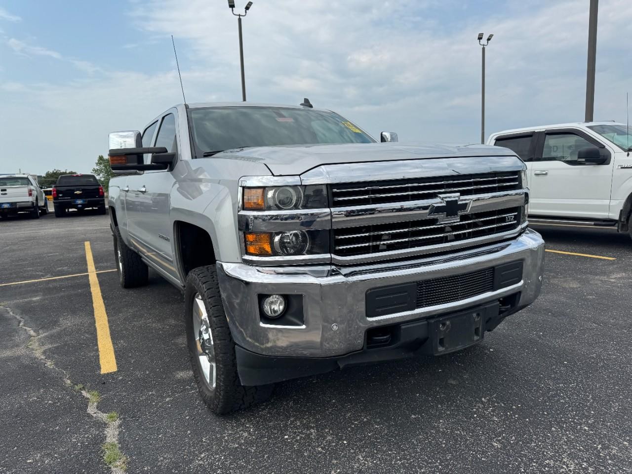 Chevrolet Silverado 2500HD Vehicle Full-screen Gallery Image 02