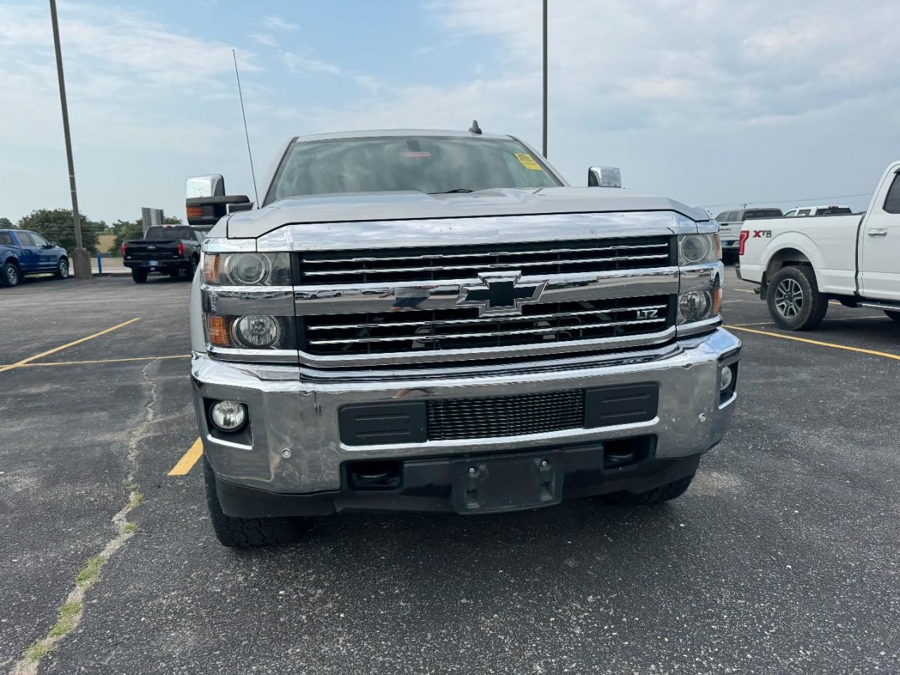 Chevrolet Silverado 2500HD Vehicle Full-screen Gallery Image 03