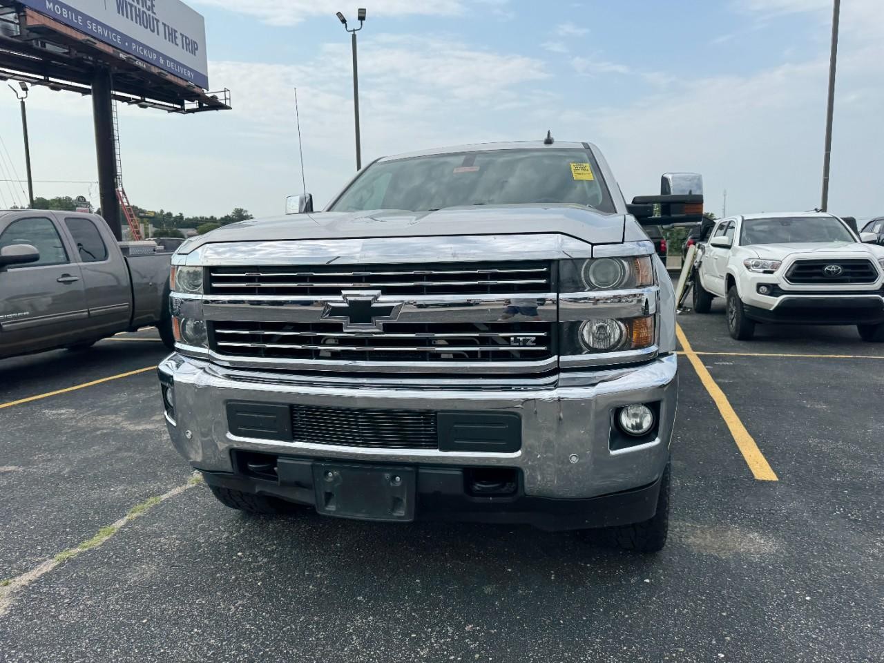 Chevrolet Silverado 2500HD Vehicle Full-screen Gallery Image 04