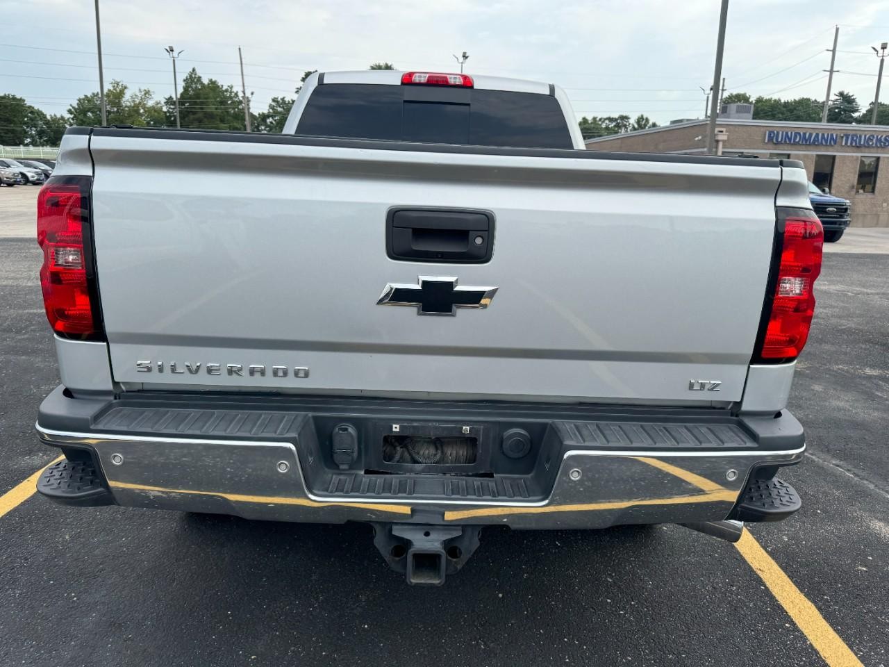 Chevrolet Silverado 2500HD Vehicle Full-screen Gallery Image 10