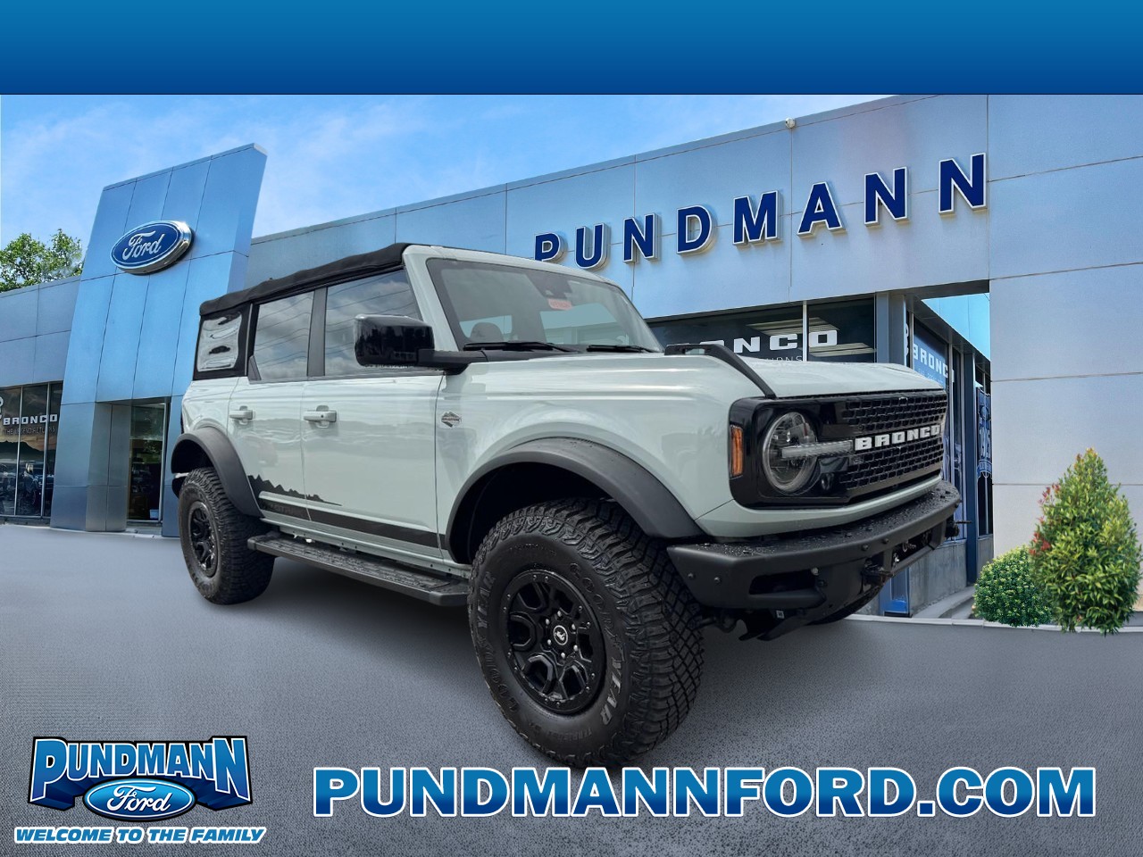 Ford Bronco Vehicle Full-screen Gallery Image 01