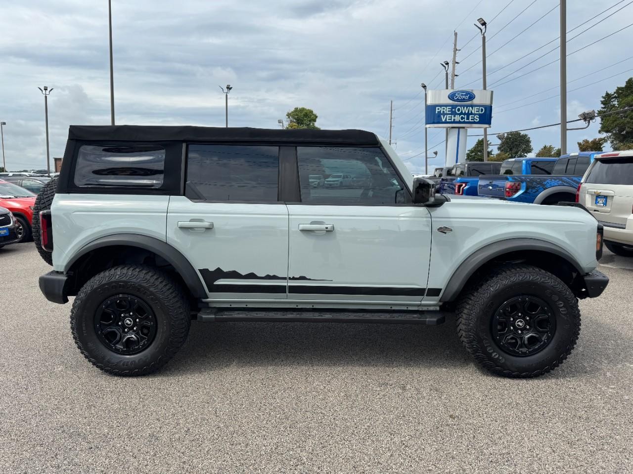 Ford Bronco Vehicle Full-screen Gallery Image 02