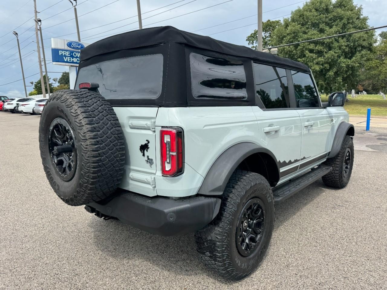 Ford Bronco Vehicle Full-screen Gallery Image 03