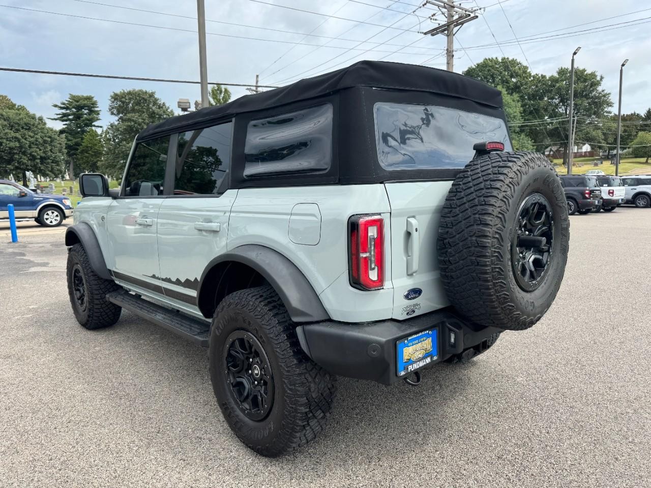 Ford Bronco Vehicle Full-screen Gallery Image 05