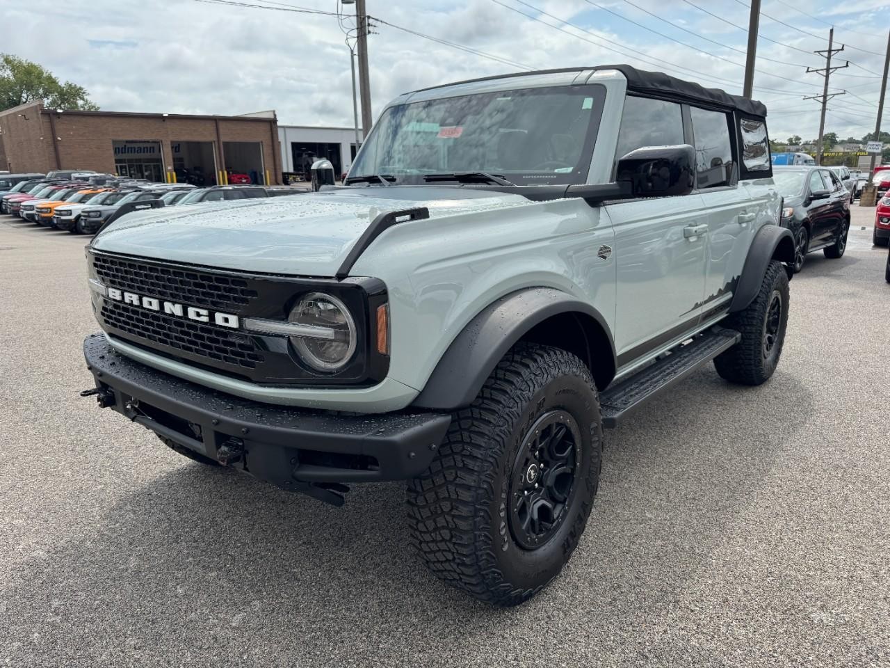 Ford Bronco Vehicle Full-screen Gallery Image 07