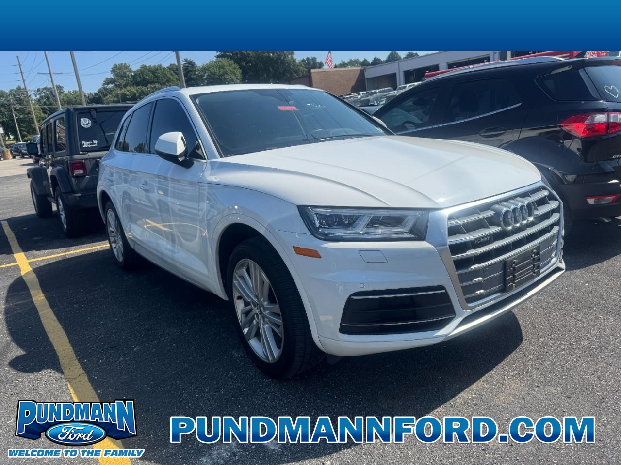 Audi Q5 Vehicle Full-screen Gallery Image 01