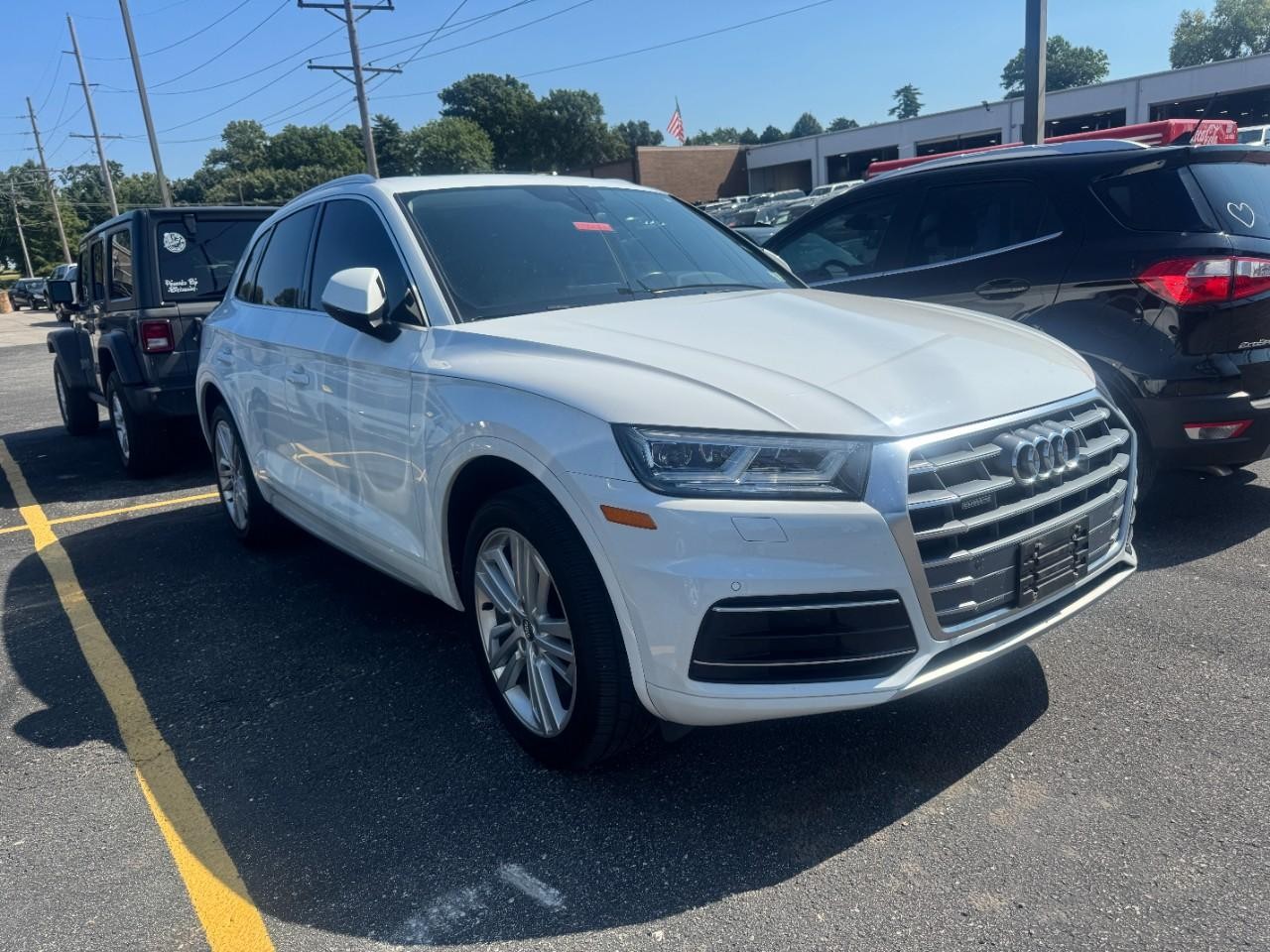 Audi Q5 Vehicle Full-screen Gallery Image 02