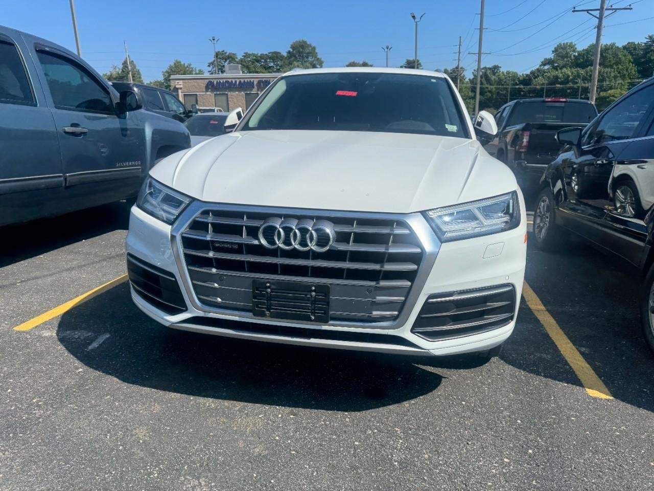 Audi Q5 Vehicle Full-screen Gallery Image 05