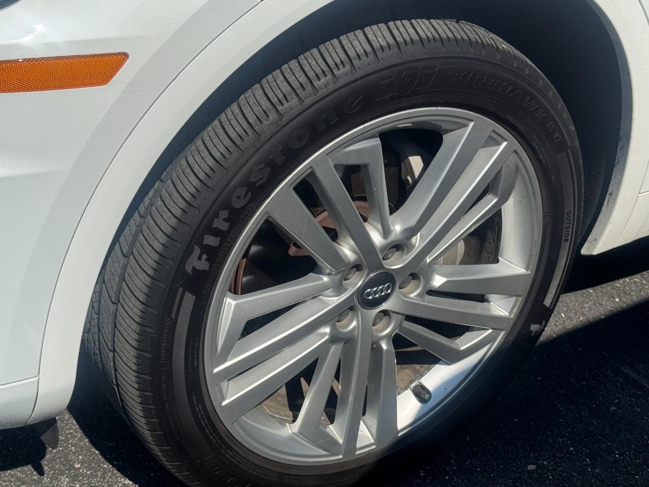 Audi Q5 Vehicle Full-screen Gallery Image 08