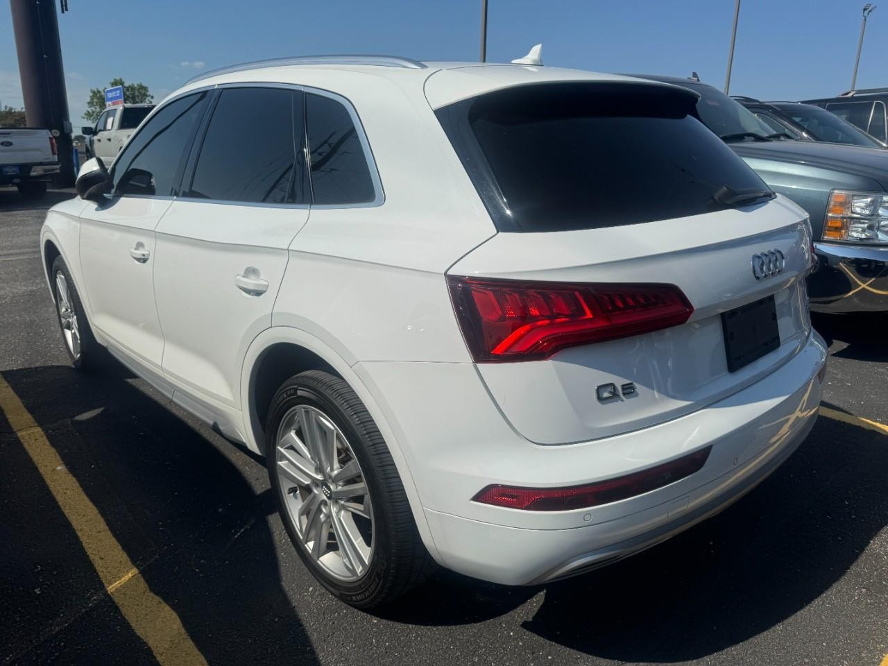 Audi Q5 Vehicle Full-screen Gallery Image 10