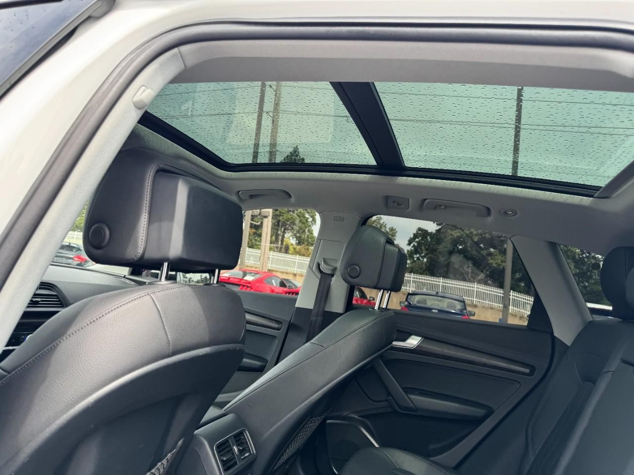 Audi Q5 Vehicle Full-screen Gallery Image 11