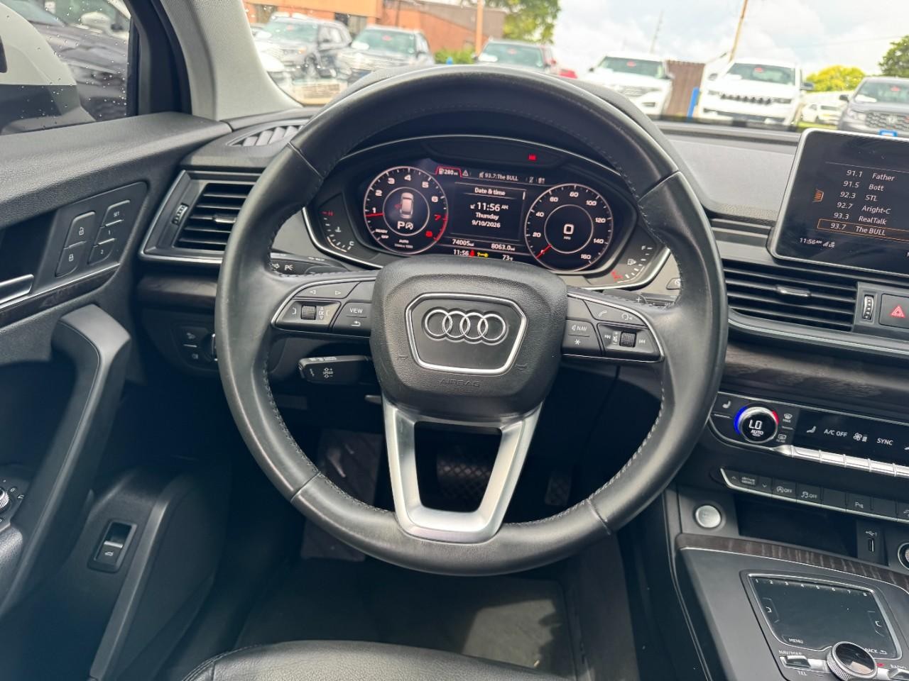Audi Q5 Vehicle Full-screen Gallery Image 13