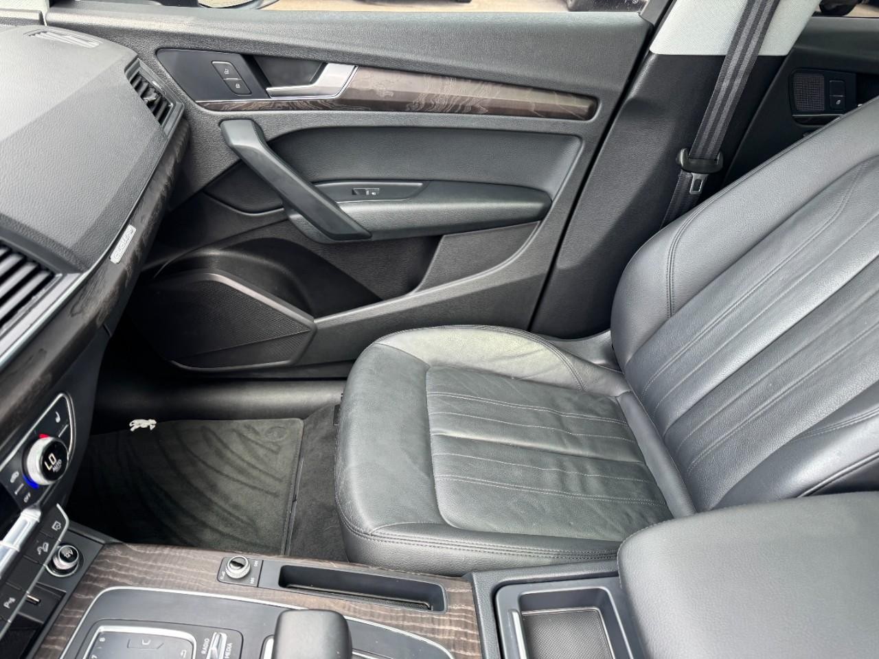 Audi Q5 Vehicle Full-screen Gallery Image 14