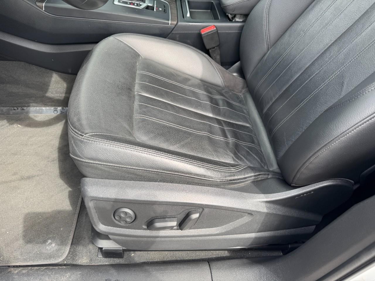 Audi Q5 Vehicle Full-screen Gallery Image 15