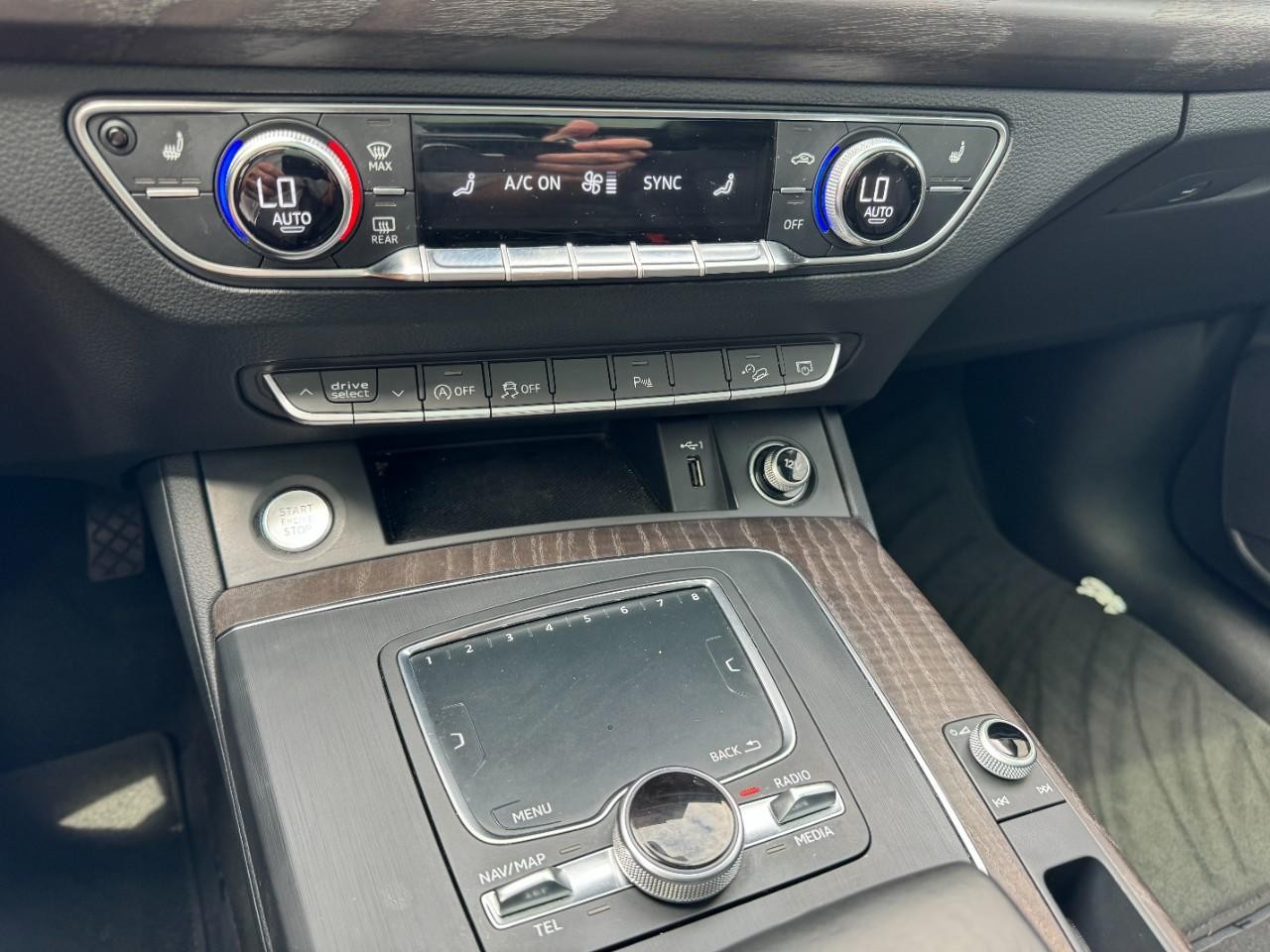Audi Q5 Vehicle Full-screen Gallery Image 19