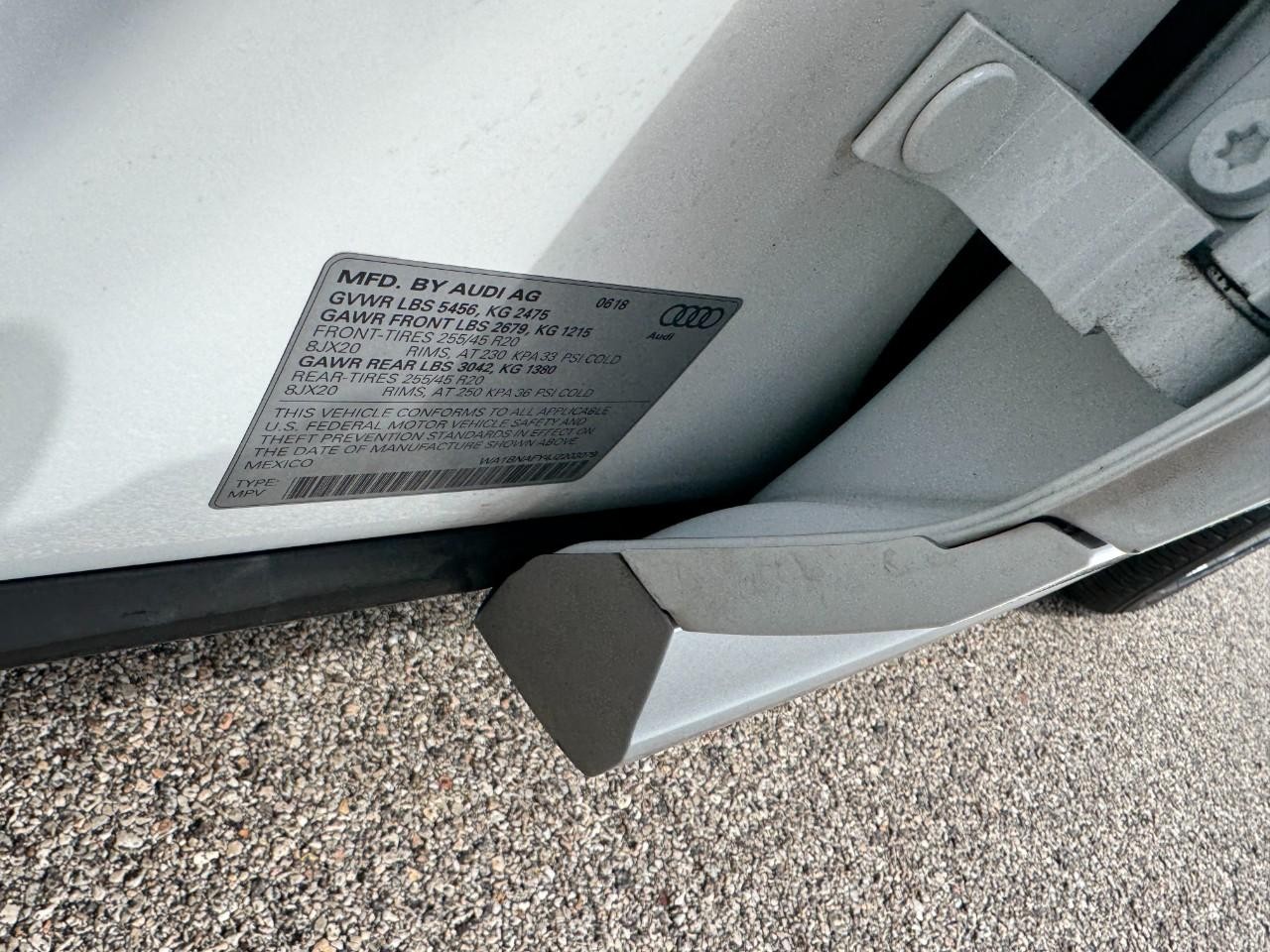 Audi Q5 Vehicle Full-screen Gallery Image 25