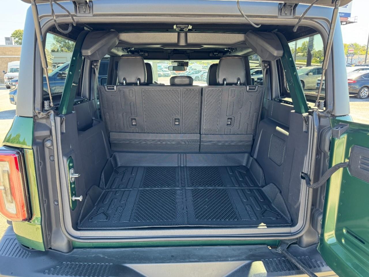 Ford Bronco Vehicle Full-screen Gallery Image 06