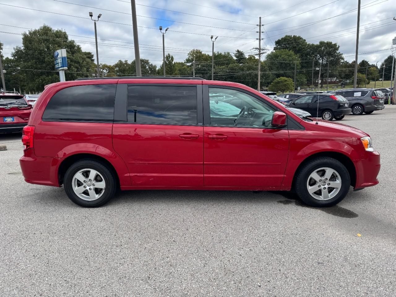 Dodge Grand Caravan Vehicle Full-screen Gallery Image 02