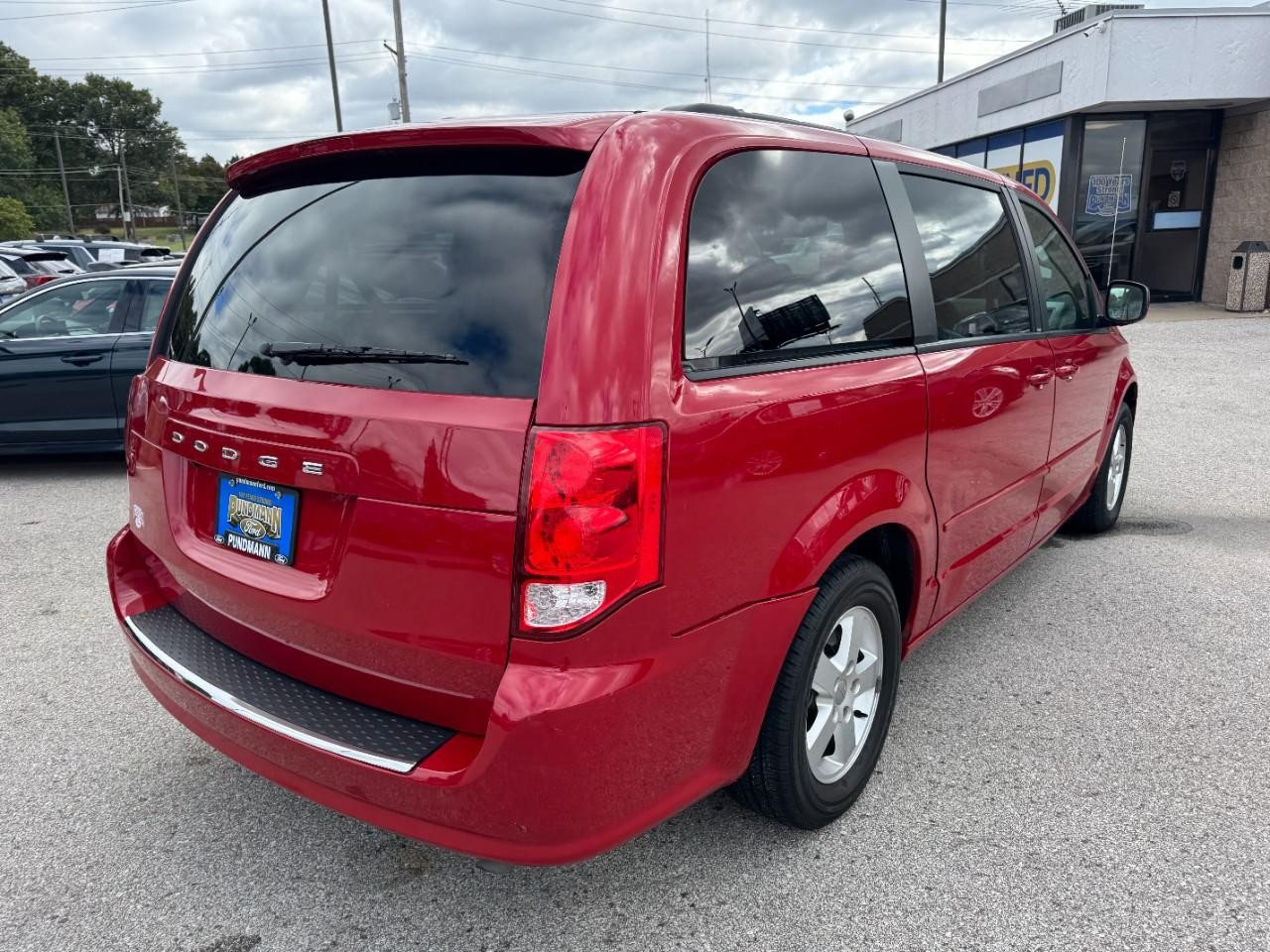 Dodge Grand Caravan Vehicle Full-screen Gallery Image 03
