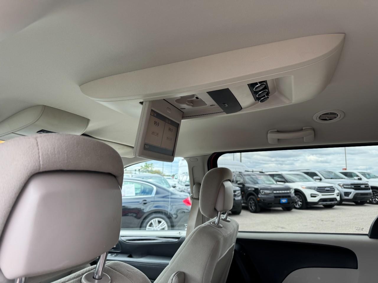 Dodge Grand Caravan Vehicle Full-screen Gallery Image 12