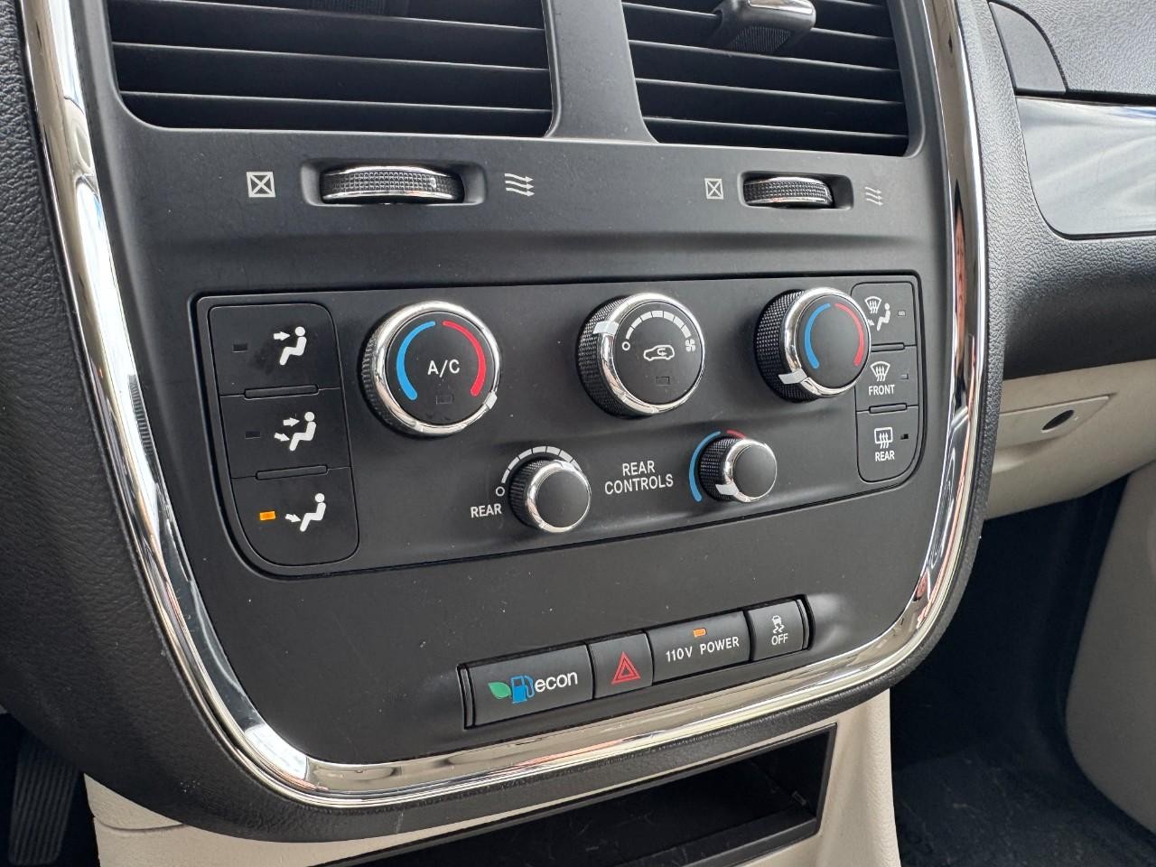 Dodge Grand Caravan Vehicle Full-screen Gallery Image 17