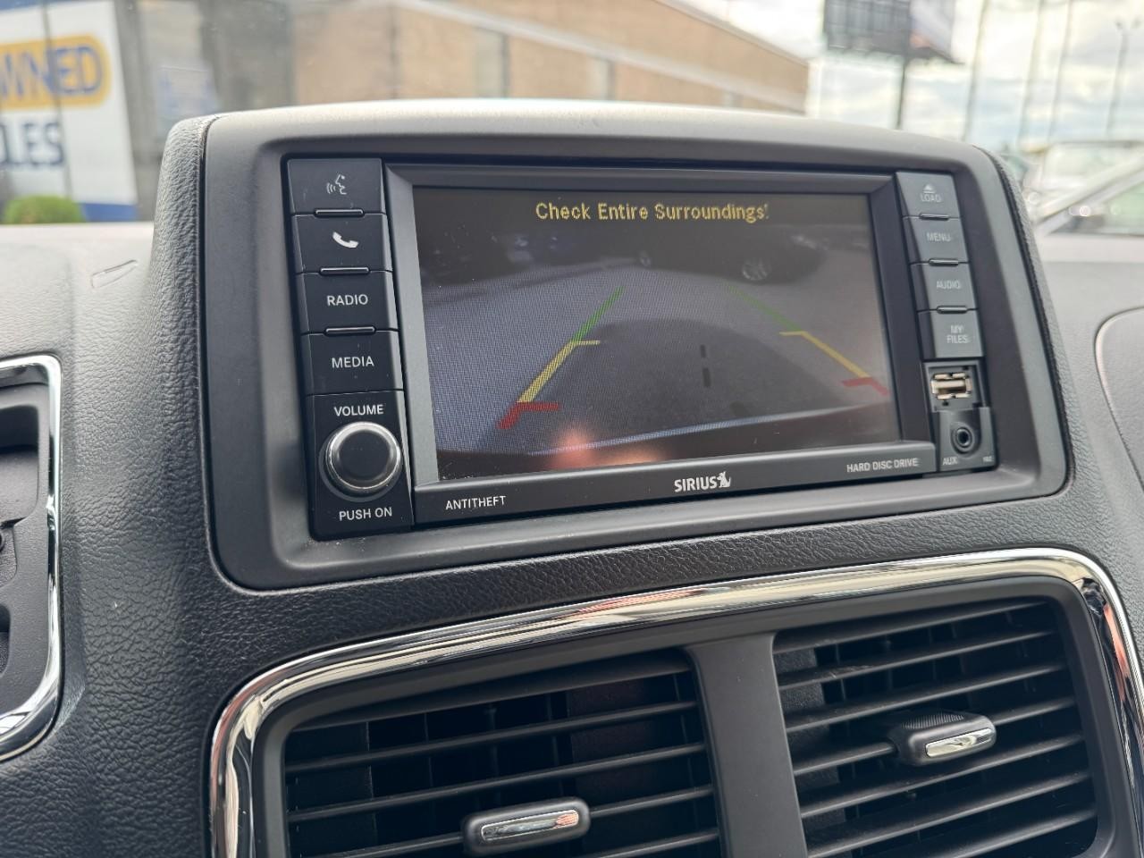 Dodge Grand Caravan Vehicle Full-screen Gallery Image 21