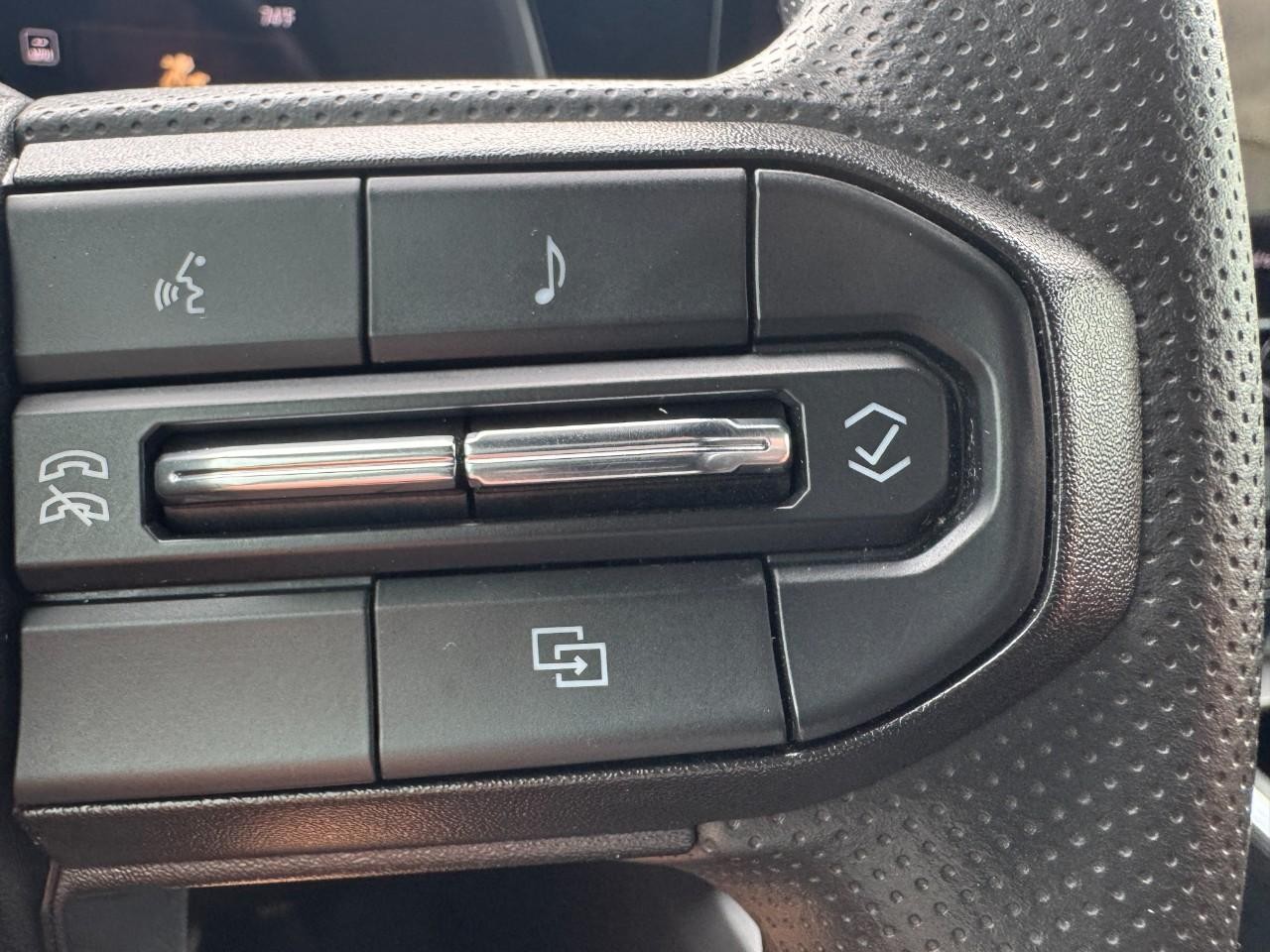 Chevrolet Colorado Vehicle Full-screen Gallery Image 17