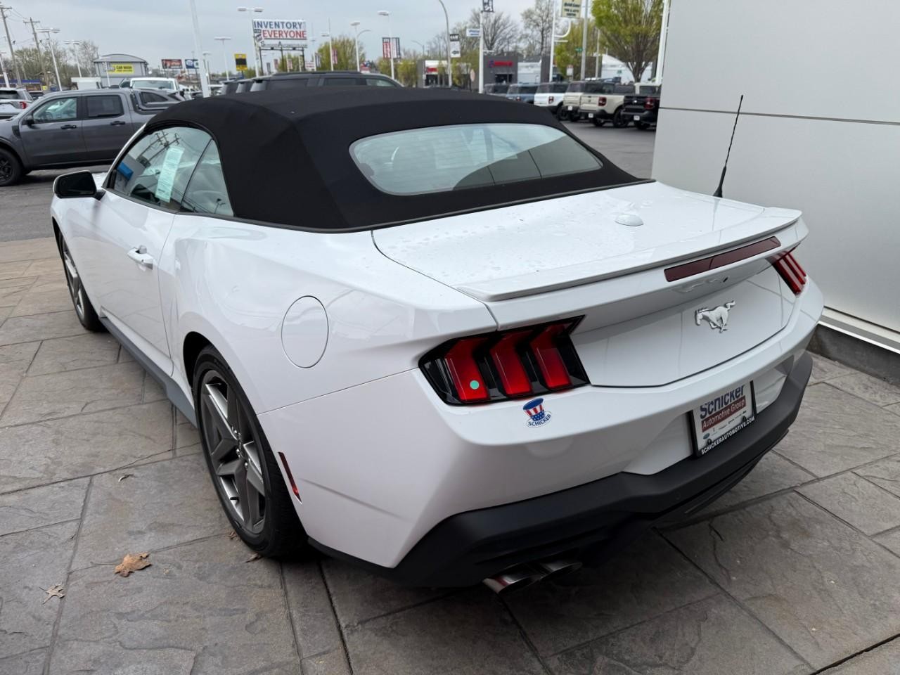 Ford Mustang Vehicle Full-screen Gallery Image 03