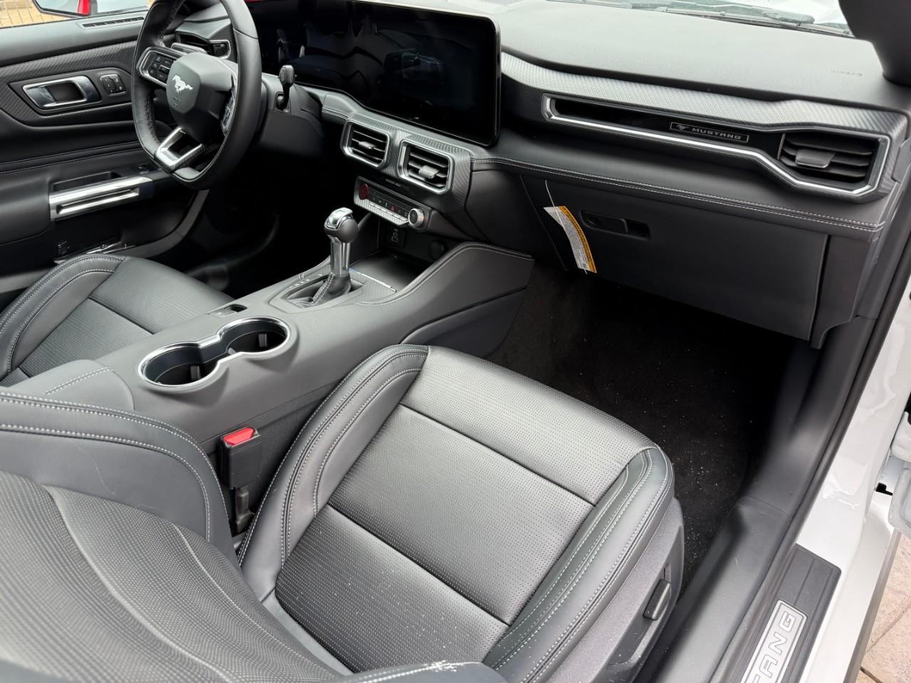 Ford Mustang Vehicle Full-screen Gallery Image 06