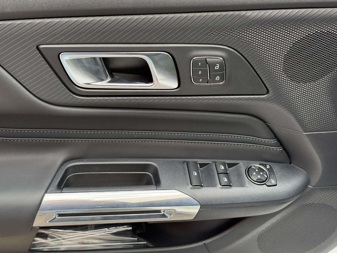 Ford Mustang Vehicle Full-screen Gallery Image 07