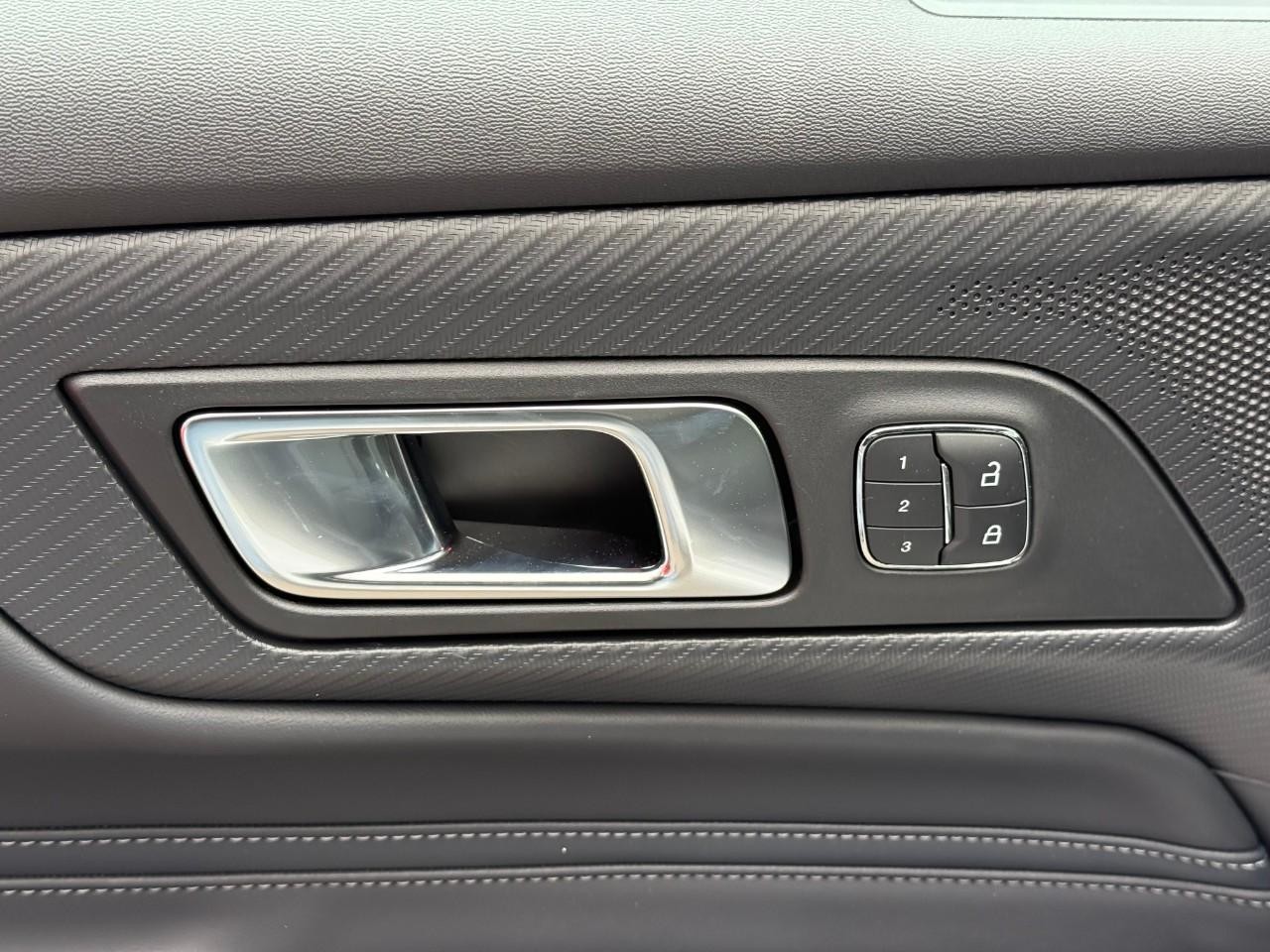 Ford Mustang Vehicle Full-screen Gallery Image 08