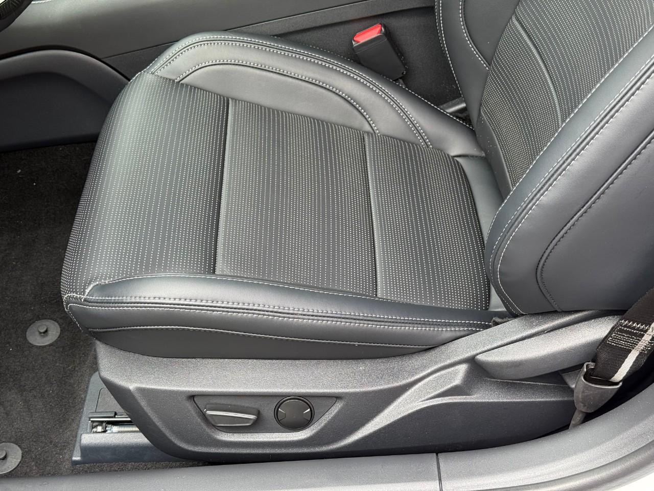 Ford Mustang Vehicle Full-screen Gallery Image 09