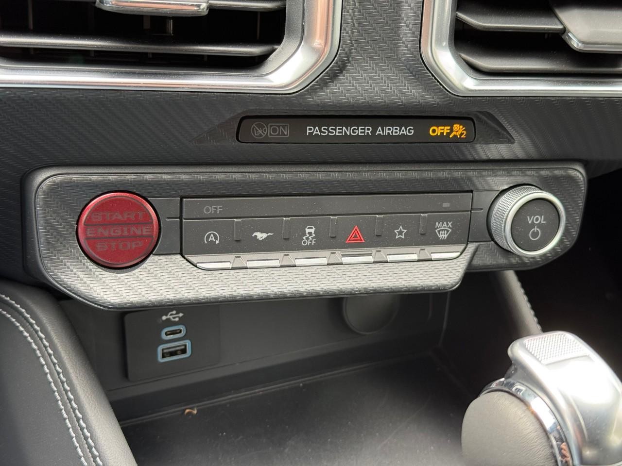 Ford Mustang Vehicle Full-screen Gallery Image 10