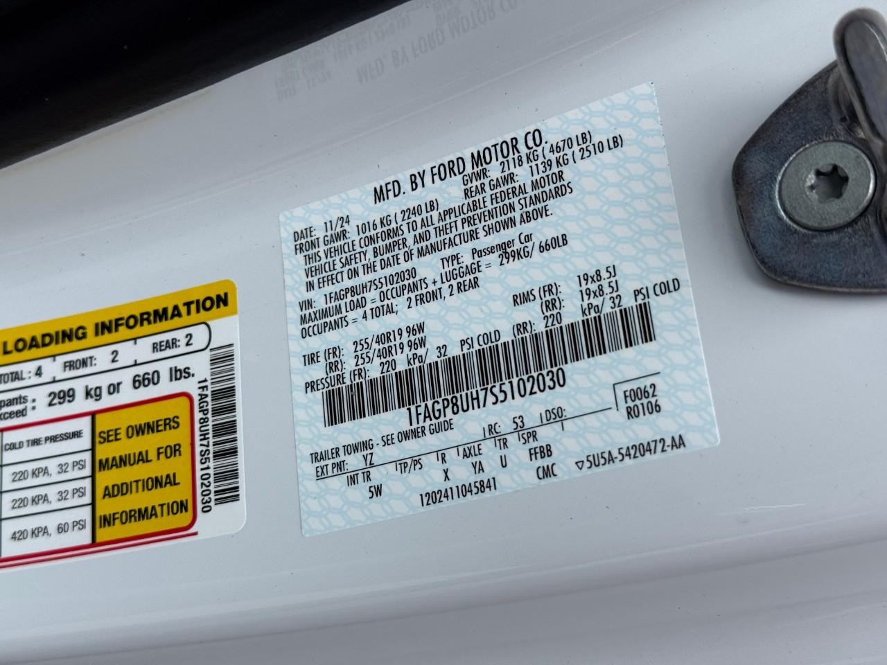 Ford Mustang Vehicle Full-screen Gallery Image 12