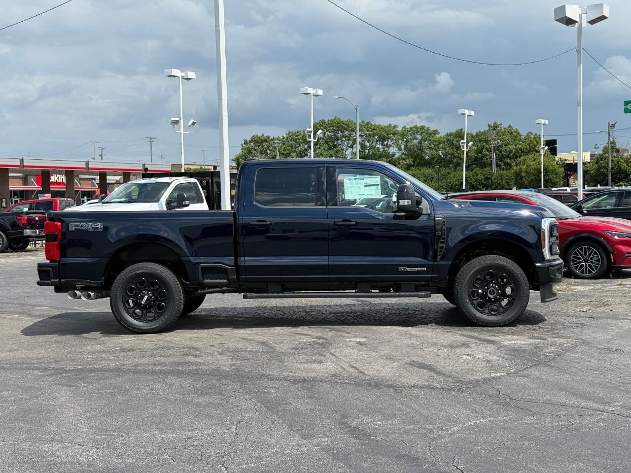 Ford Super Duty F-250 SRW Vehicle Full-screen Gallery Image 02