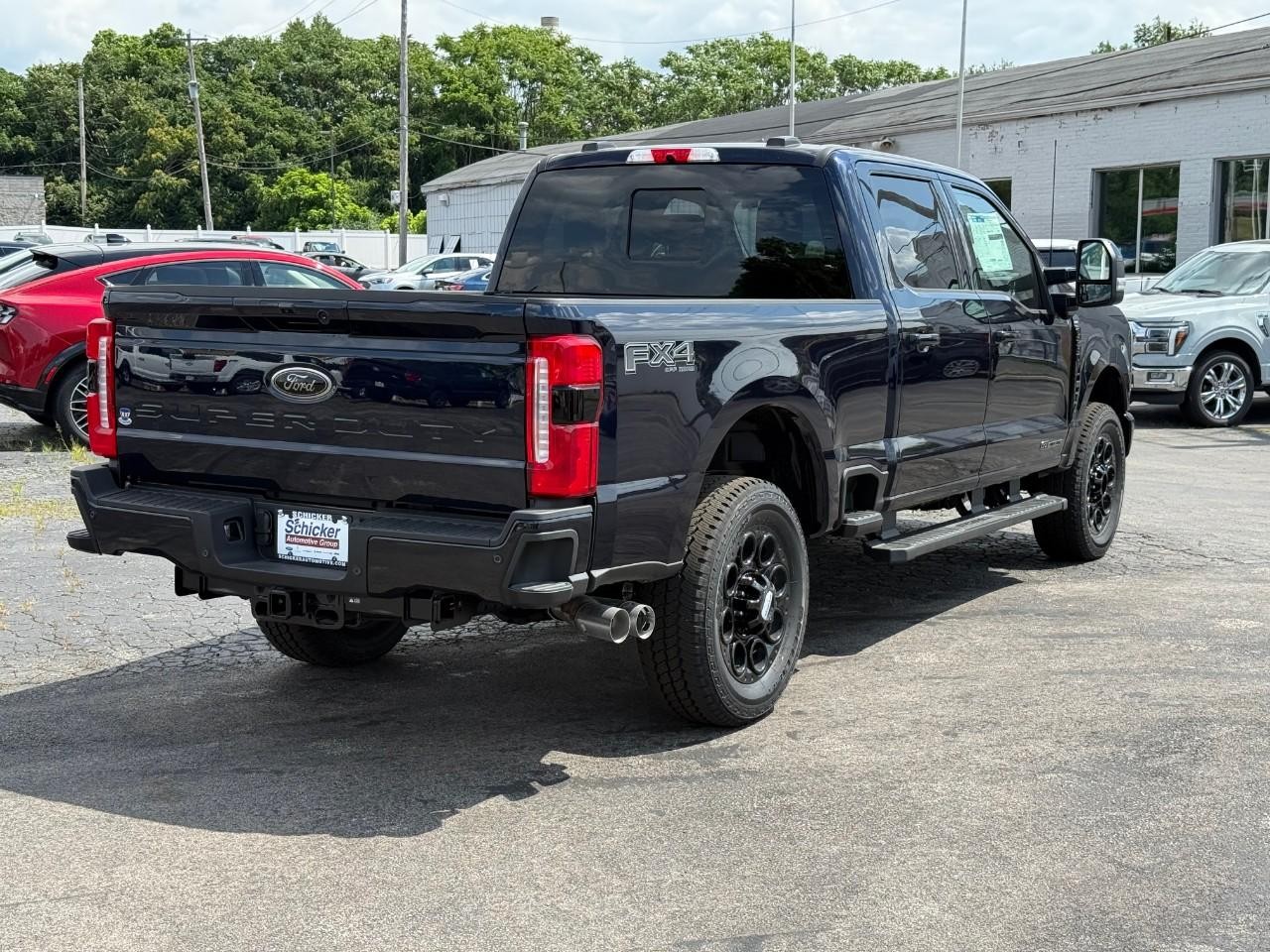 Ford Super Duty F-250 SRW Vehicle Full-screen Gallery Image 03